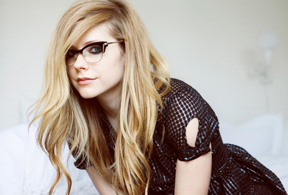 Its Avril Lavigne and we all despise her but look at that set of 